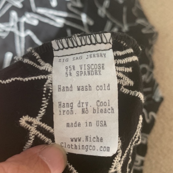 NICHE Nilgun Derman Zig Zag Jersey Embroidered Asymmetrical Hem Top - Picture 5 of 5